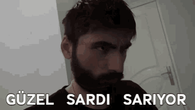 Gülen adam GIF'i